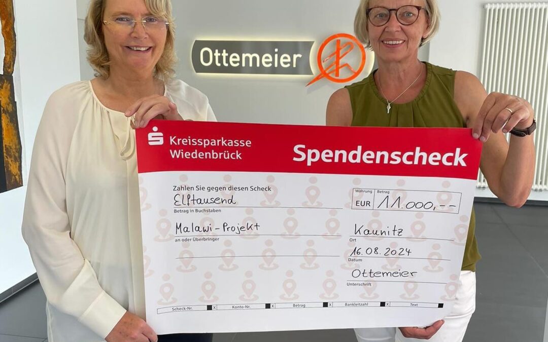 Elisabeth Maasjost und Marion Ottemeier-Esken präsentieren den Spendenscheck über 11.000 EUR für das Malawi-projekt