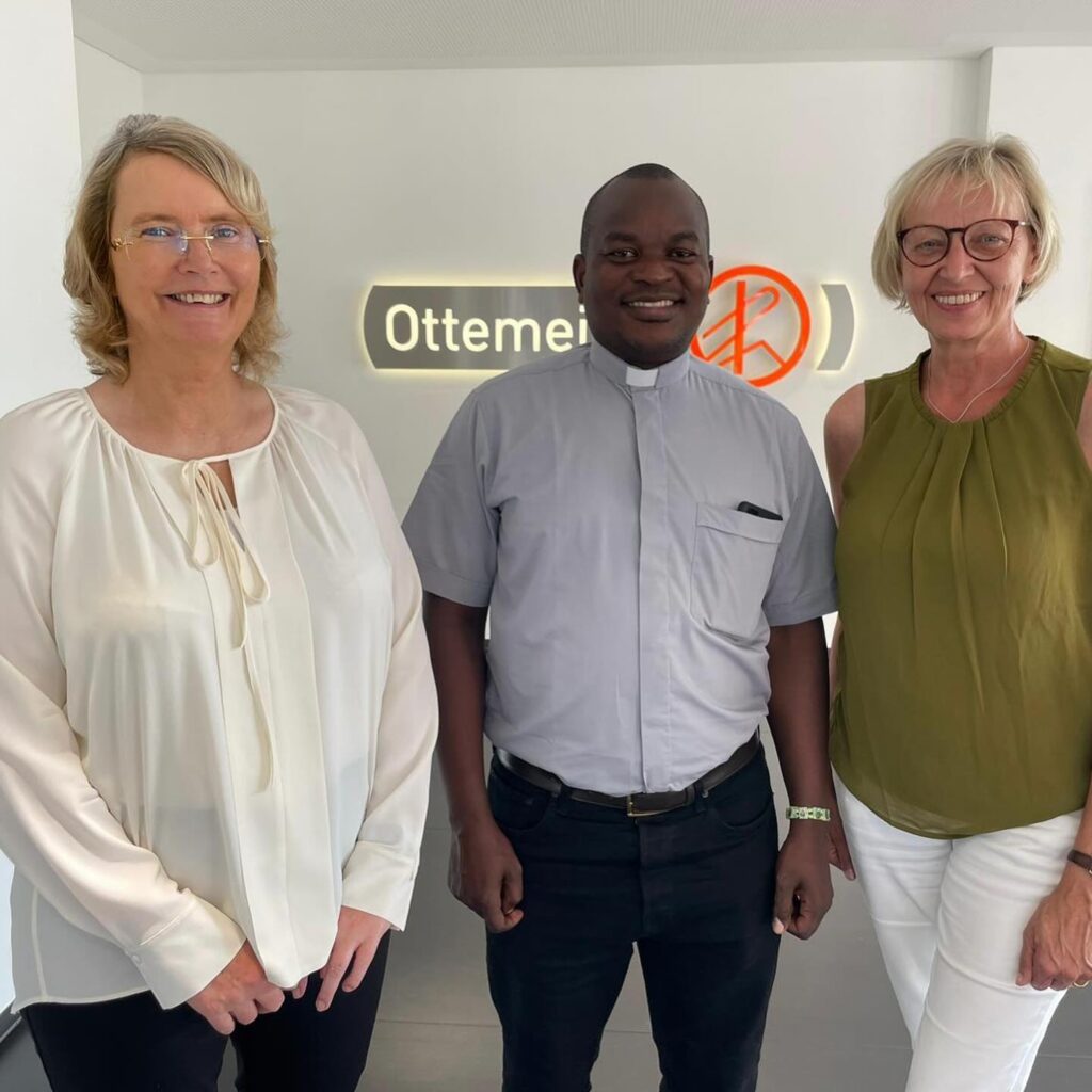 Father Robert Songa aus Malawi mit Marion Ottemeier-Esken und Elisabeth Maasjost