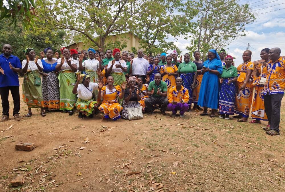 Freude der Dorfbewohner bei Übergabe der Düngermittel aus dem Förderprojekt an Familien in Malawi